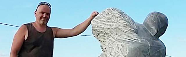 Hranueli uz skulpturu u Lovincu                                                                                                                                                                                                                           